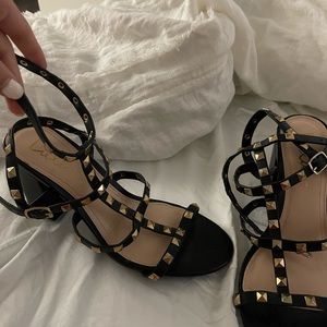 BLACK ROCKSTUD BLOCK HEEL SANDAL SIZE 8